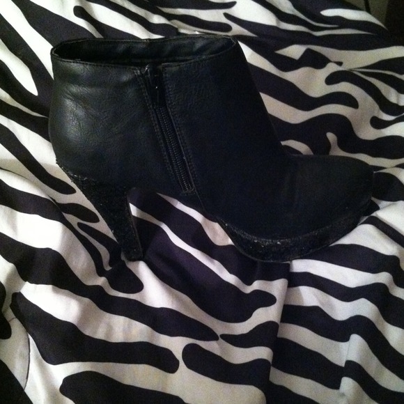 black leather, glittered heel - Picture 3 of 4