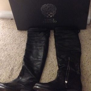 Black leather Vince Camuto boots