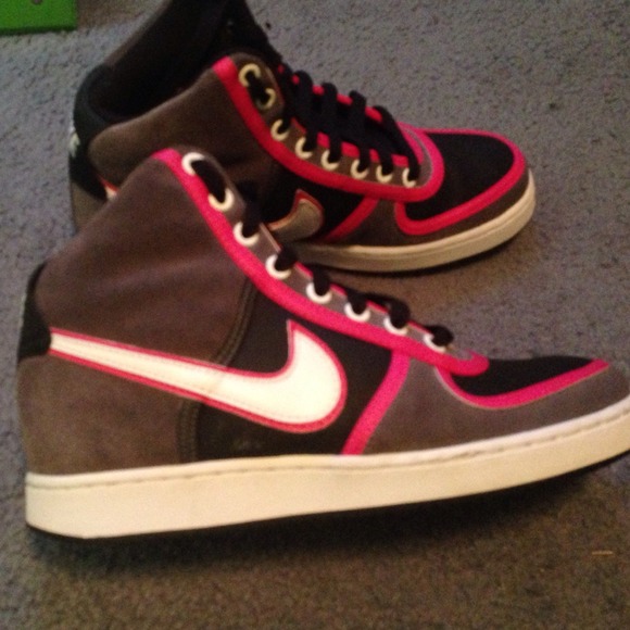 Nikes - Picture 2 of 3