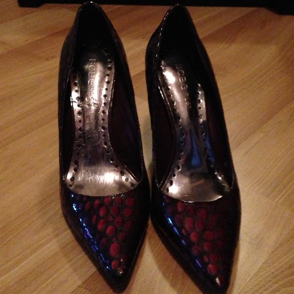 BCBG maroon/black snake skin pattern pump