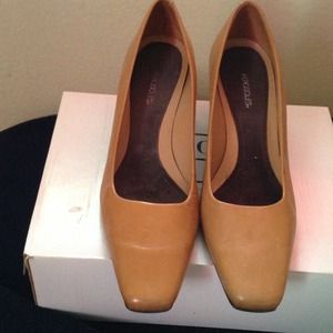 Aerosoles Tan Leather Low Pumps