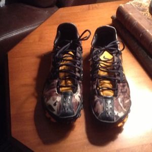 Extremely light-weight all-terrain running shoes