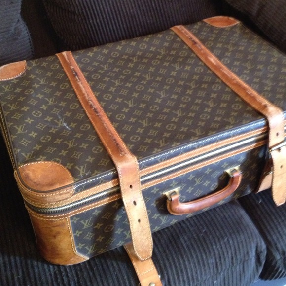 **SOLD LOCALLY** B. Mischka red handbag. - Picture 4 of 4