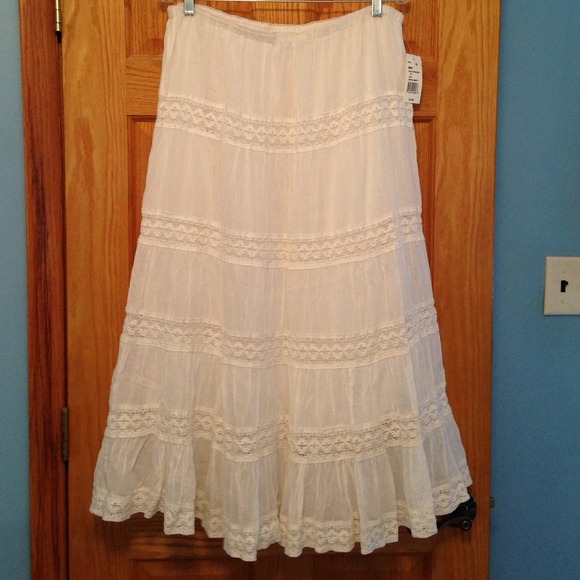 💃SOLD💃 Flowy white lined skirt.  **NWT**