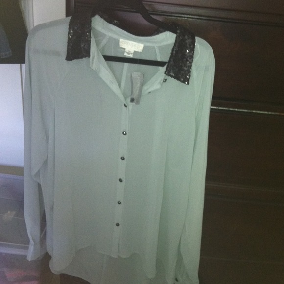 F21 sheer hi-low blouse with beaded collar NWT