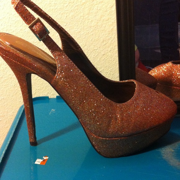 Breckelles brand 4-inch sparkly high heels. Size-9 - Picture 3 of 4