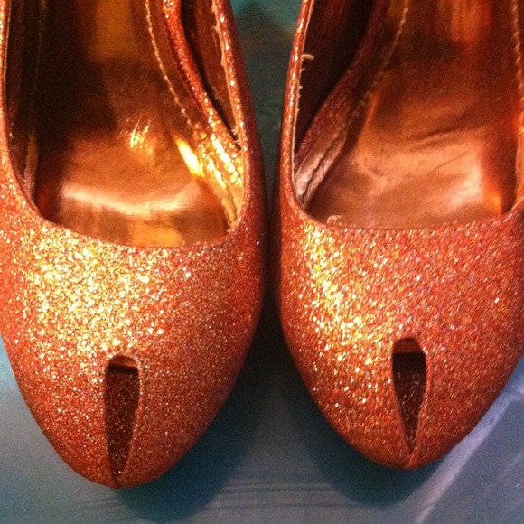 Breckelles brand 4-inch sparkly high heels. Size-9 - Picture 4 of 4