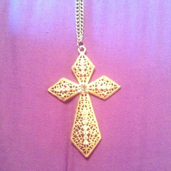 **BEAUTIFUL CROSS NECKLACE**