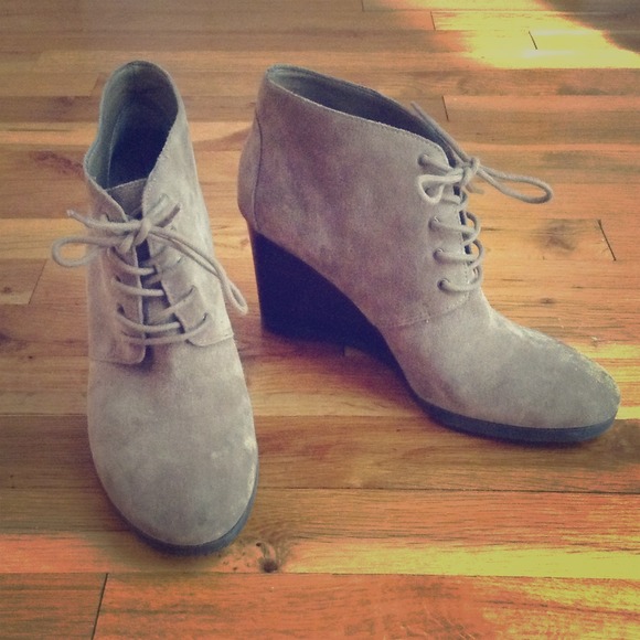 Franco Sarto taupe suede booties
