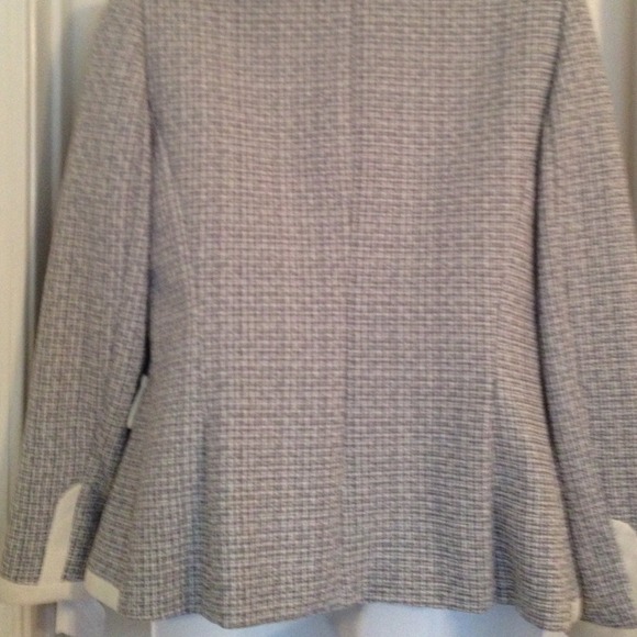 🎀host pick🎀 10/7/13  grey /white jacket - Picture 4 of 4