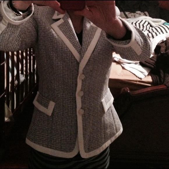 🎀host pick🎀 10/7/13  grey /white jacket - Picture 2 of 4