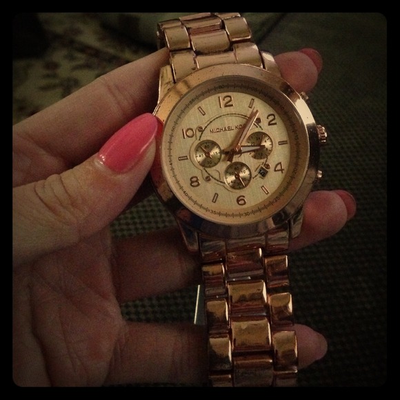 Sold on thread flip! Michael Kors rose gold watch