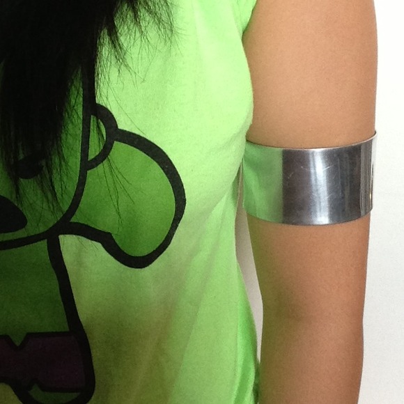 Upper arm cuff.
