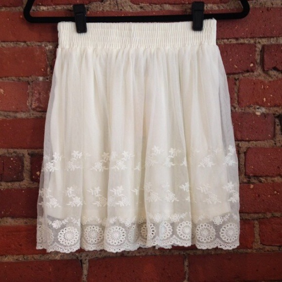 ❌SOLD IN BUNDLE❌LF Cream Lace Skirt - Picture 2 of 4