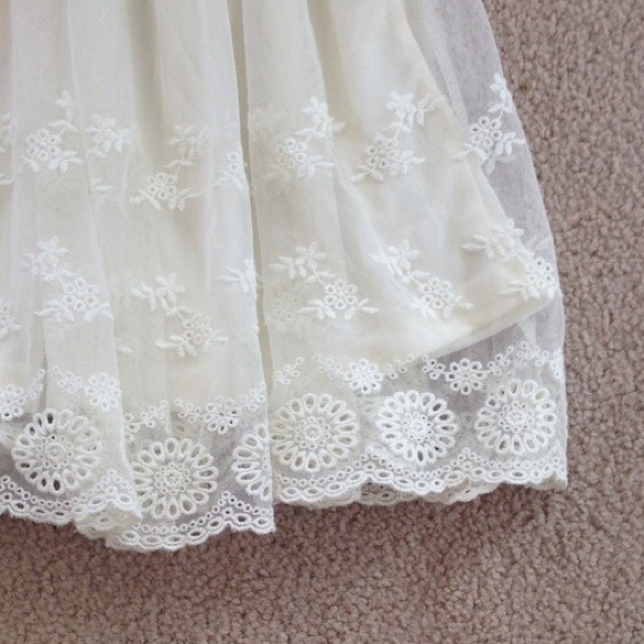 ❌SOLD IN BUNDLE❌LF Cream Lace Skirt - Picture 3 of 4