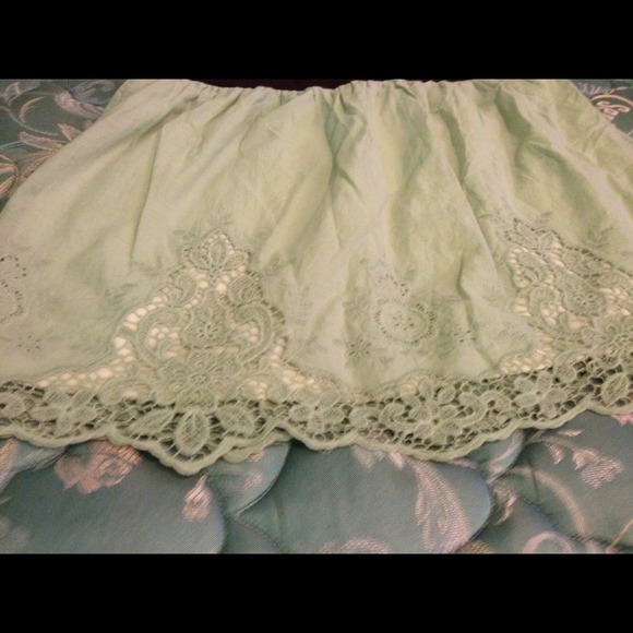 Maurice's light green lace skirt. - Picture 2 of 4