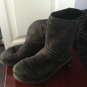Short black UGG's