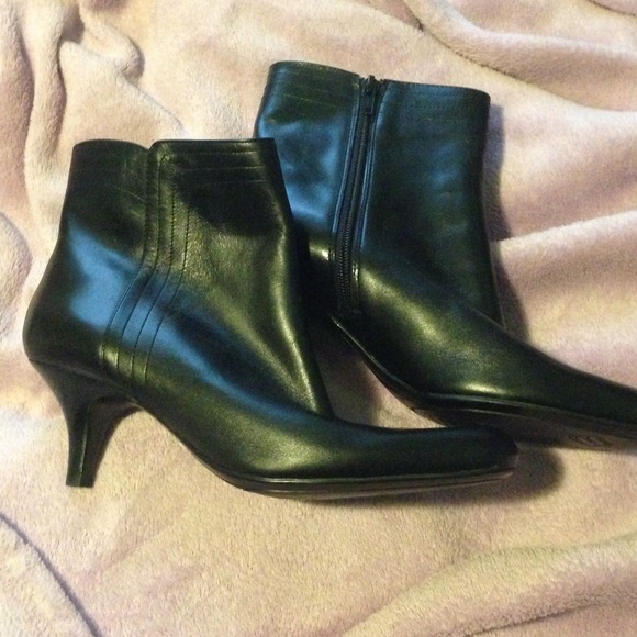 Bandolino black booties w/ kitten heel
