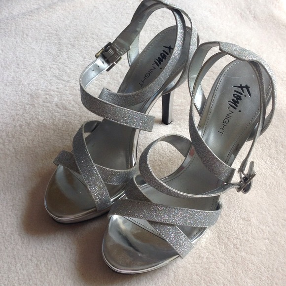 ⬇️Sparkly silver high heels