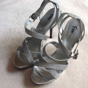 ⬇️Sparkly silver high heels