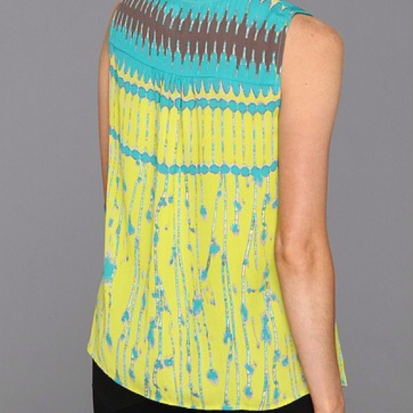 Fun printed top from BCBG - Picture 2 of 4