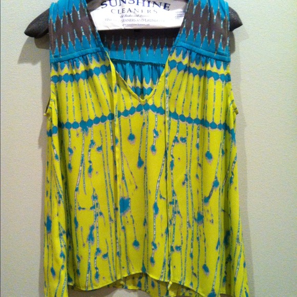 Fun printed top from BCBG - Picture 3 of 4