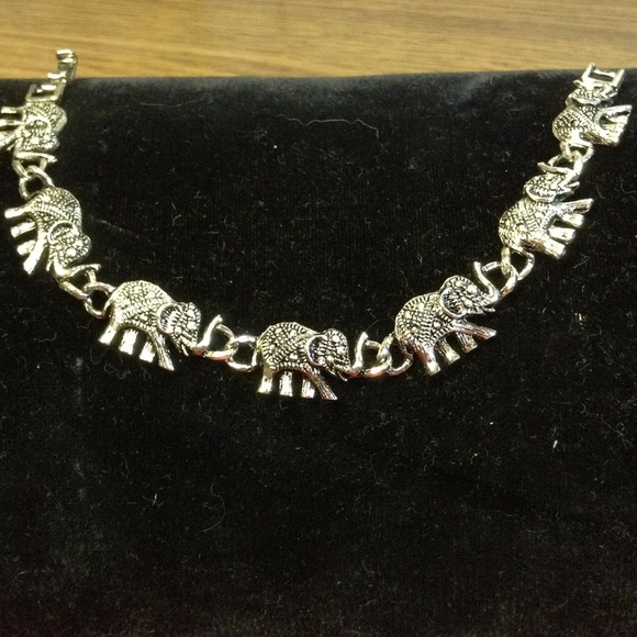ALABAMA FANS Elephant Bracelet. Silver tone. - Picture 2 of 4