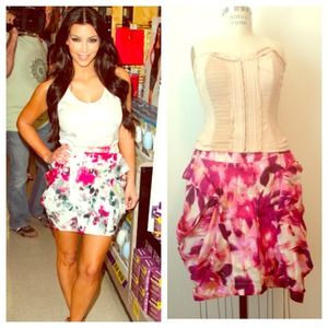 🎉 Host pick 🎉 Bebe satiny hip drape floral skirt