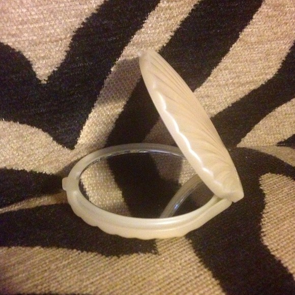 SOLD!!MARC BY MARC JACOBS Sea Shell Compact MIRROR - Picture 2 of 4