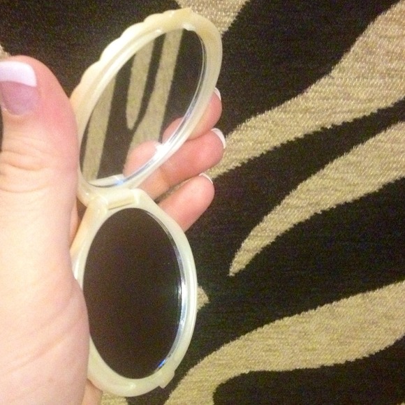 SOLD!!MARC BY MARC JACOBS Sea Shell Compact MIRROR - Picture 3 of 4