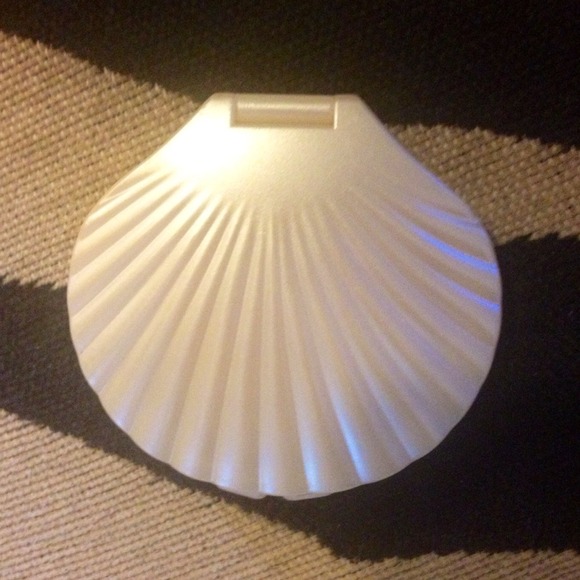 SOLD!!MARC BY MARC JACOBS Sea Shell Compact MIRROR - Picture 4 of 4