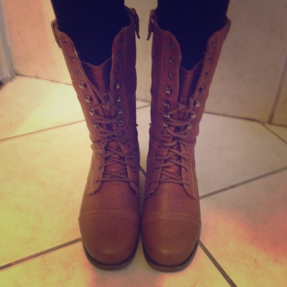 BROWN COMBAT BOOTS