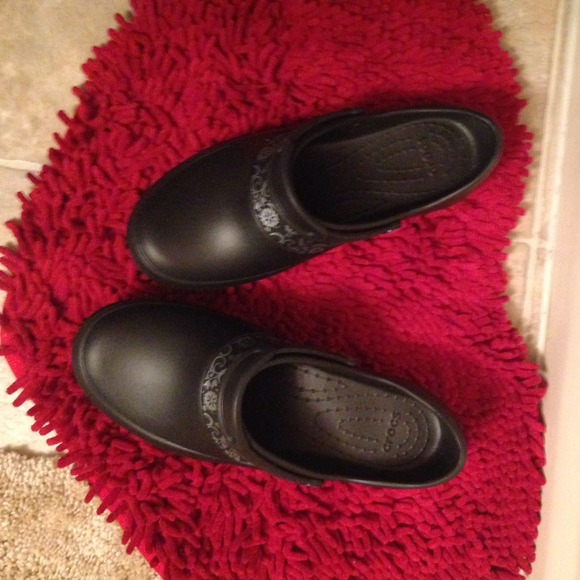 HOLD. Brand new sz 10 Crocs
