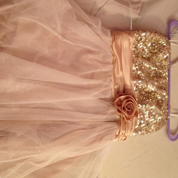 Gold dress! - Picture 2 of 2