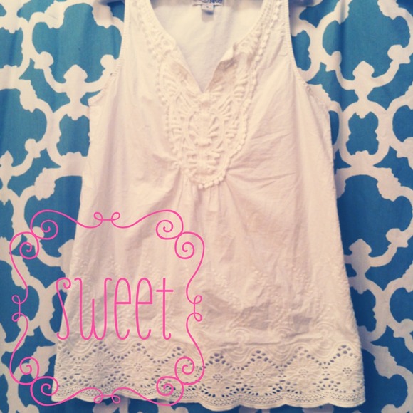 ❌Sold to a friend. Embroidered White Tunic