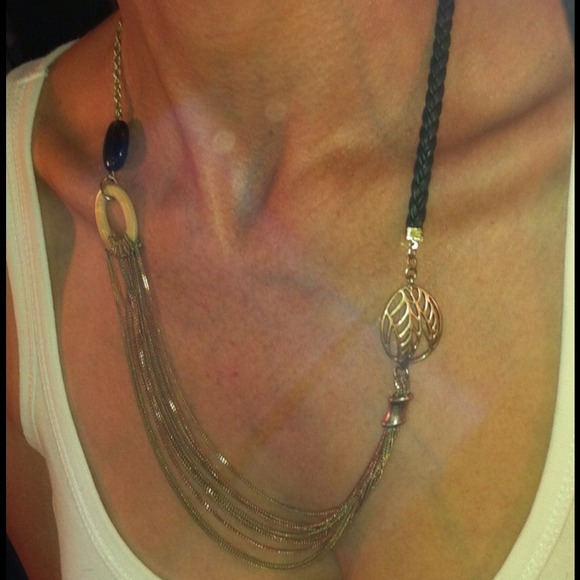 Kenneth Cole mixed medium necklace.