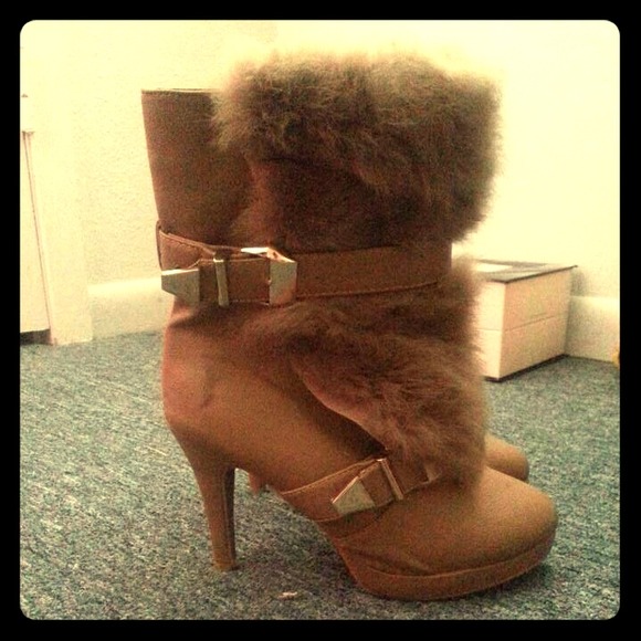 Super chic fluffy booties! Vivi magazine style!