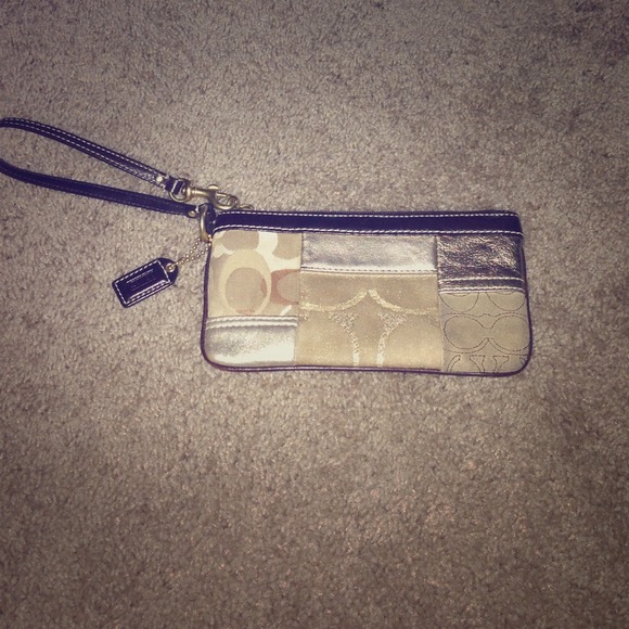 🚫Sold🚫🌟reduced🌟Authentic coach wristlet.