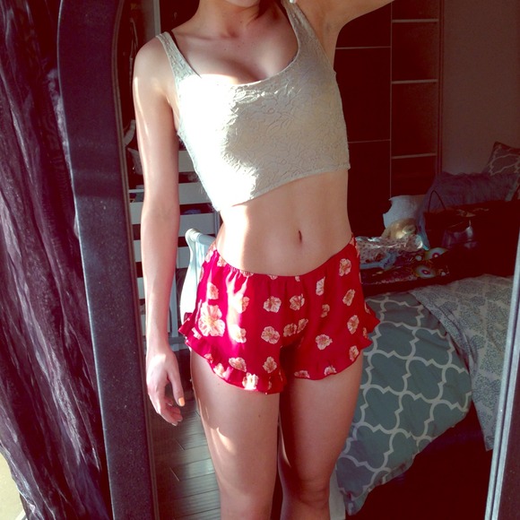Sold💢💢💢Super cute red floral Vodi shorts