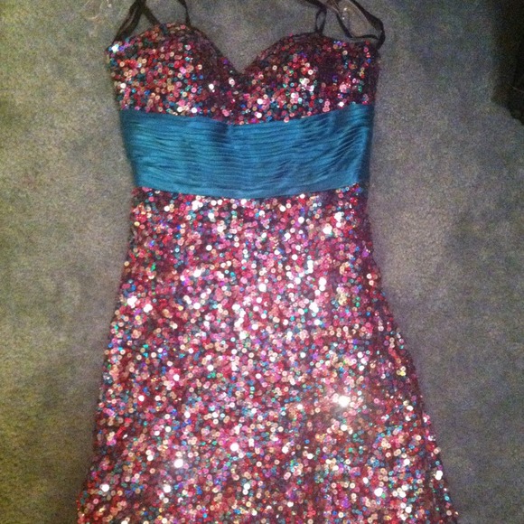 Beautiful sequins dress - Picture 2 of 4