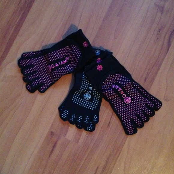 ❌SOLD❌NWOT bundle of 3 pairs GAIAM Yoga socks