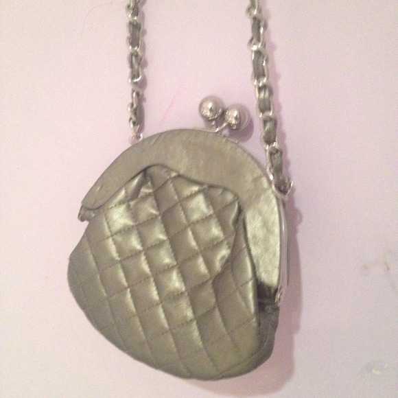 .: METALLIC CROSS BODY BAG :.