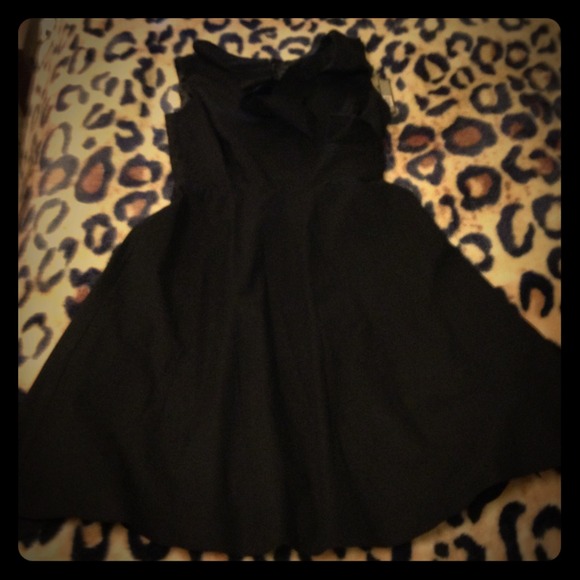 REDUCED! 🎉 Tahari Black Ruffle Front Dress