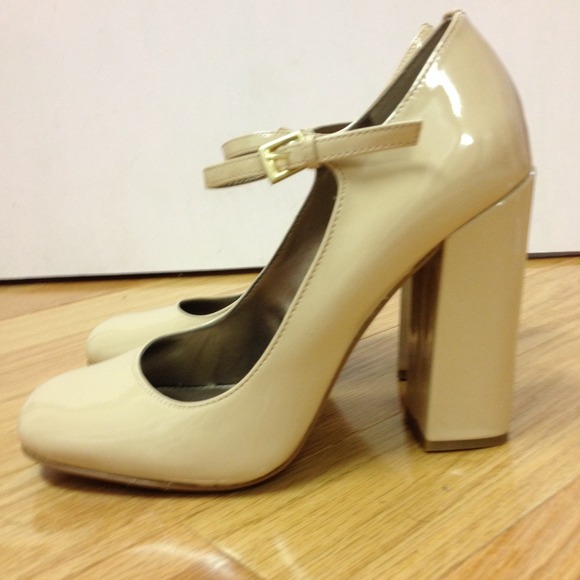 Nude patent pumps
