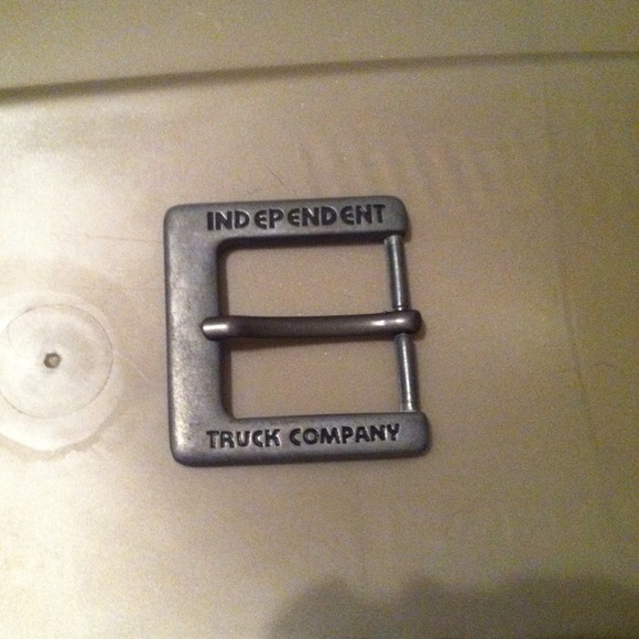 Independent belt buckle