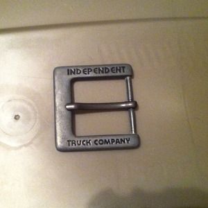 Independent belt buckle