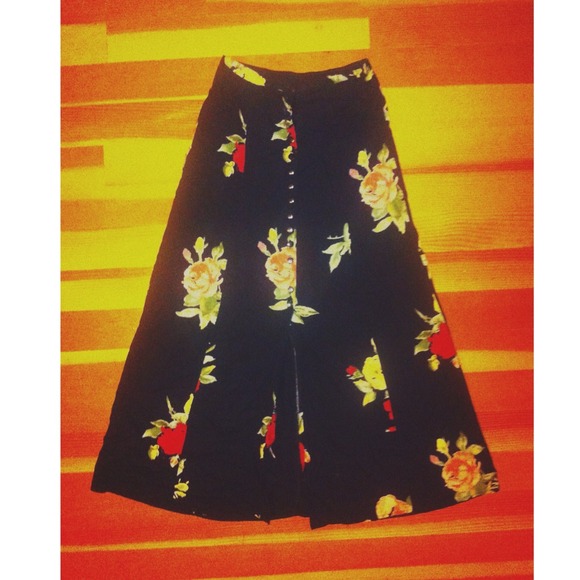 X S O L D X BLACK FLORAL HW SKIRT