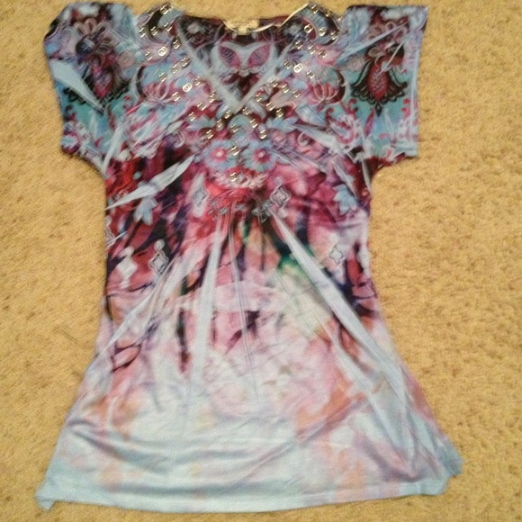 One World printed blue tee-decorative metal collar