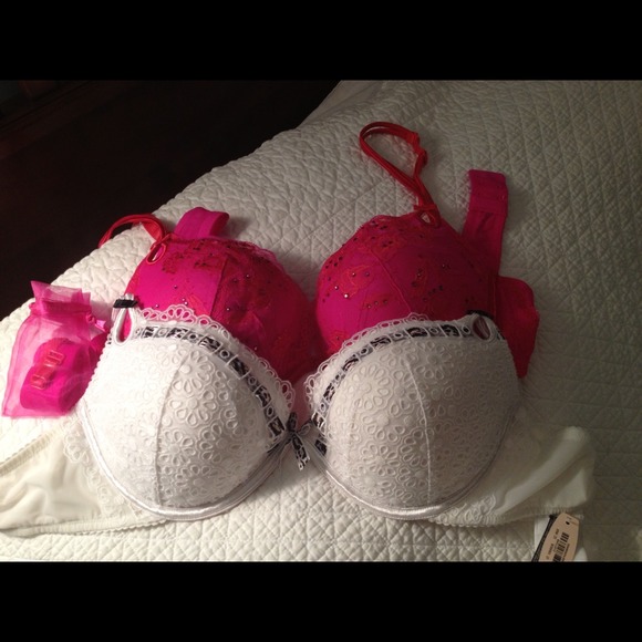 2 Victorias Secret GORGEOUS Style Push Up Bras 38C
