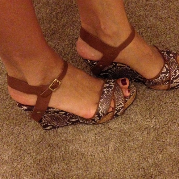 Cynthia Vincent Animal Print Sandals - Picture 3 of 4